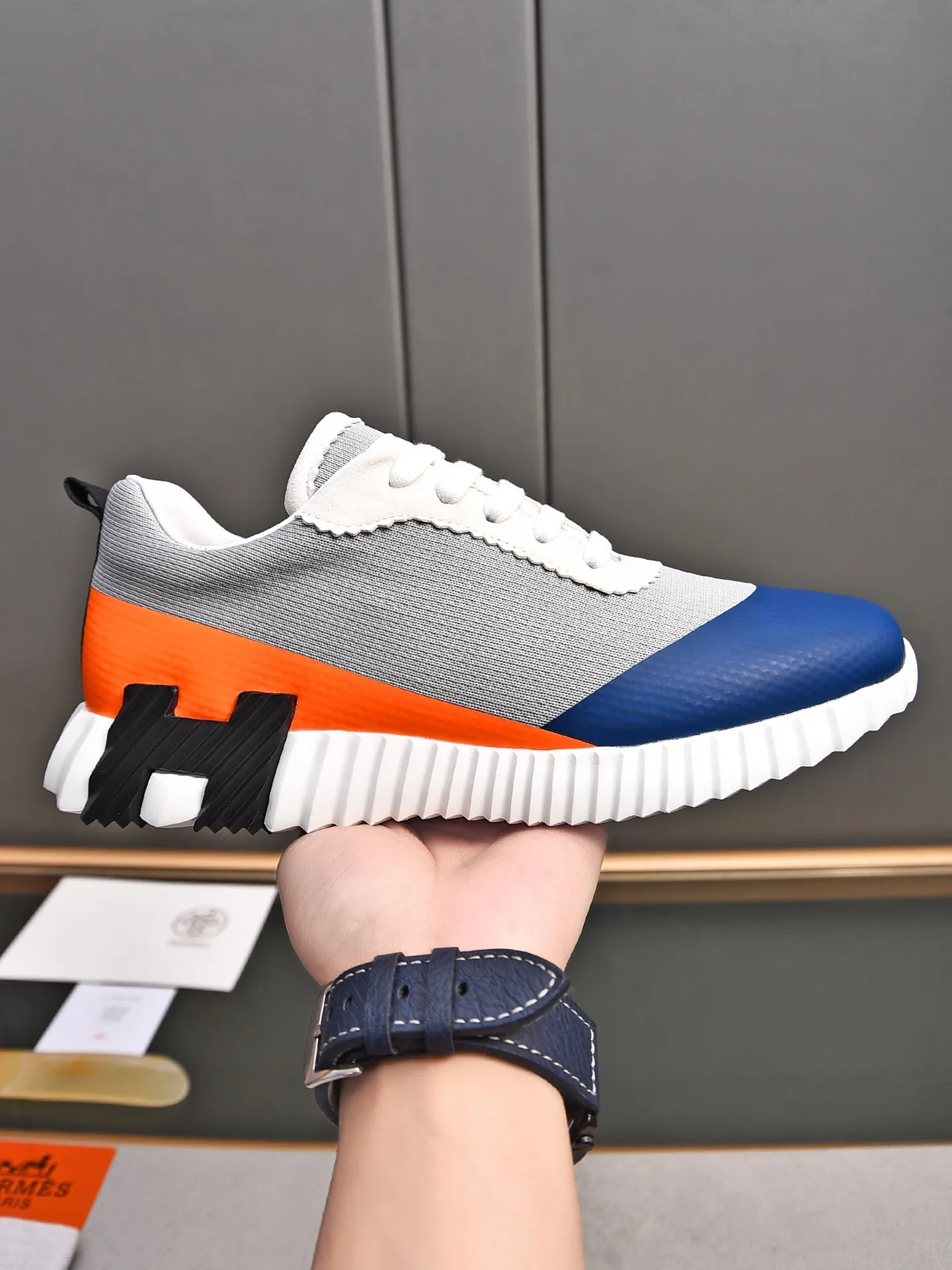 PP580【Hermes】fe new arrival~New Bouncing sneakers are the most comfortable shoes from Hermès. They are extremely light on the feet and look great. You won’t feel tired even when you go shopping and running around. They are very light and comfortable. They are extremely light, suitable for both sports and leisure. They feel great when you step on them! It’s up to you to choose, there’s always what you want~ ✔️Fabric: Imported first-layer cowhide + high-elastic fly weave ✔️Inner lining: Imported water-dyed cow lining ✔️Outsole: Seamless combination of IP+TPU (multi-color letters) German technology irradiation machine ✔️Code number: Male 38-44 (45 customized)
